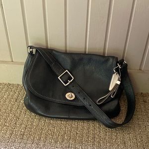 Coach- black leather shoulder bag